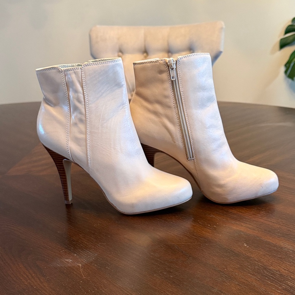 Nine West Ivory Leather Stiletto Ankle Booties NWT Size 7.5 Zip Heel Boots - Picture 3 of 13